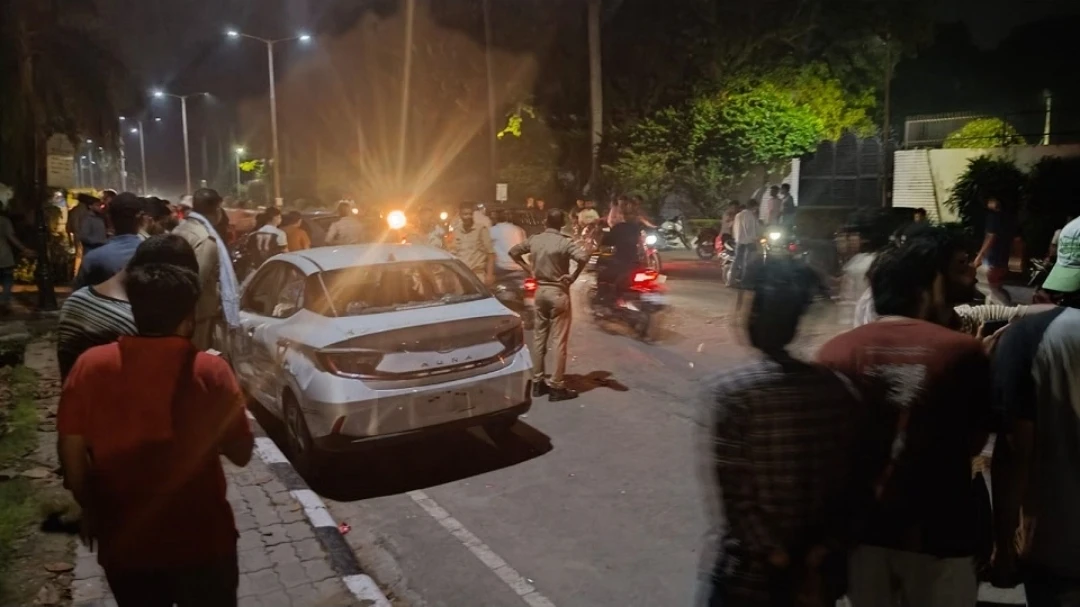 एएमयू में बिना नंबर की कार से शराब-गांजा मिलने पर हंगामा, छात्रों ने तोड़े शीशे; 4 बाहरी लोगों को पुलिस को सौंपा