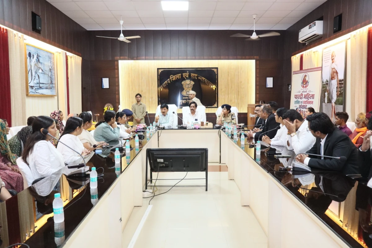 पारदी समुदाय की महिलाओं को मुख्यधारा से जोड़ने हेतु जिला न्यायालय परिसर गुना में आयोजित किया गया विधिक साक्षरता शिविर