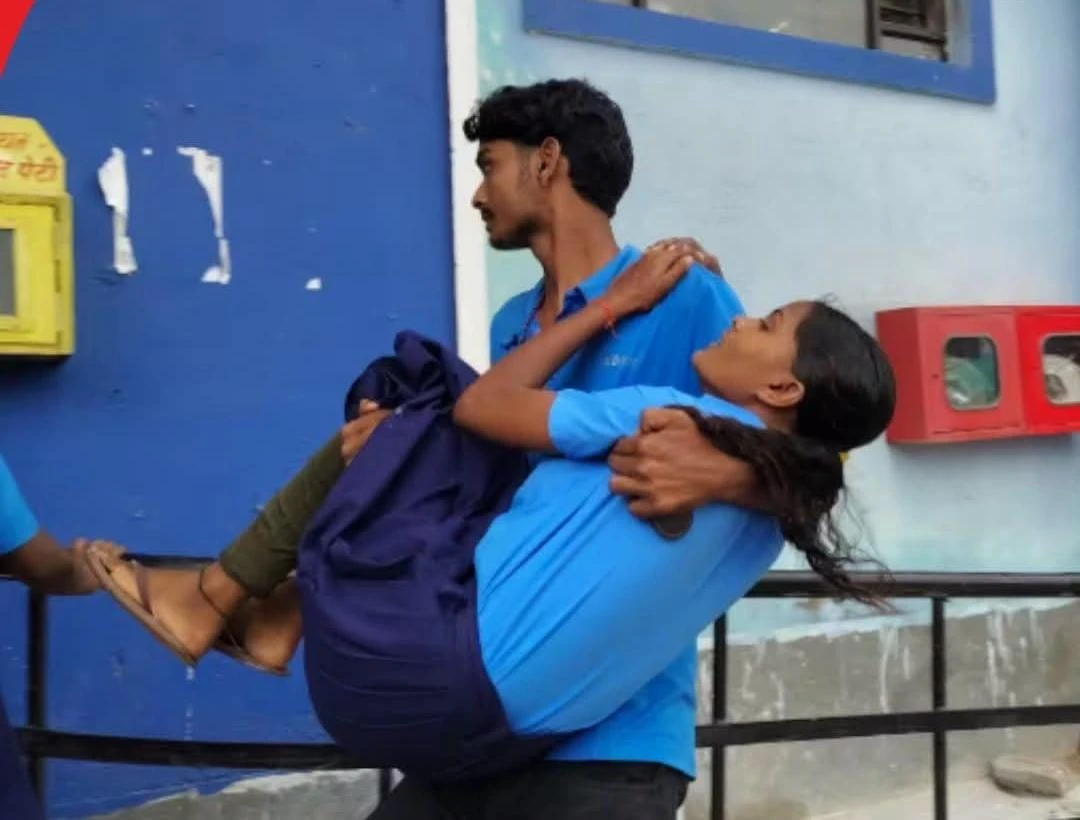 मिड डे मील में नमक की जगह सर्फ पड़ने से 2 दर्जन से अधिक बच्चों की तबीयत बिगड़ी, अस्पताल में भर्ती
