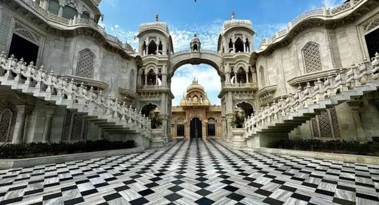 इस्कॉन मंदिर में ड्रेस कोड लागू: श्रद्धालुओं से शालीन कपड़ों में आने की अपील, गेट पर लगाया बोर्ड
