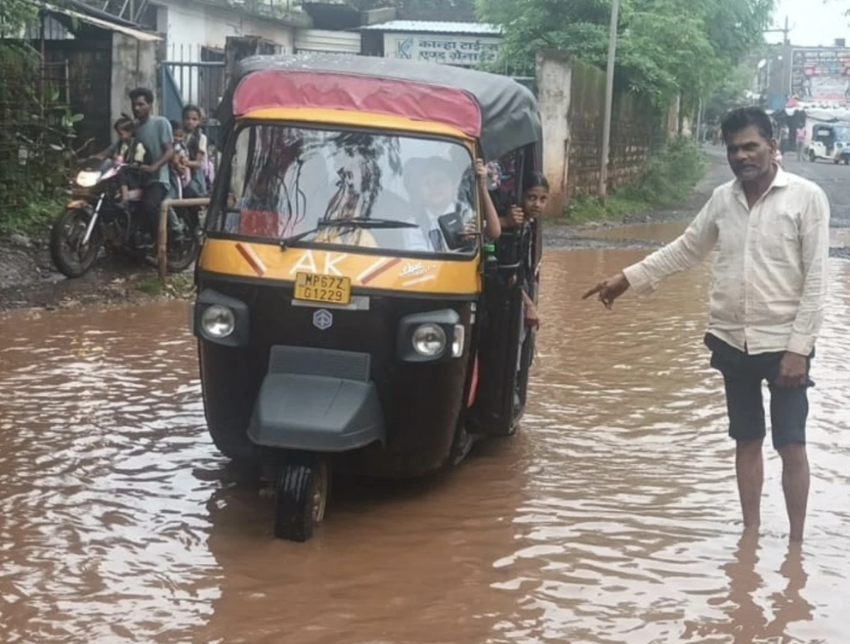 सडक़ या जलमग्न नाला? सोयाबीन फैक्ट्री मार्ग पर बने जानलेवा गड्ढे, राहगीर परेशान
