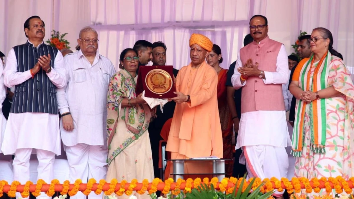 स्वतंत्रता दिवस पर सीएम योगी ने शहीदों के परिजनों को किया सम्मानित, वीरता और बलिदान को किया नमन