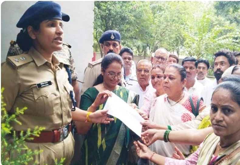 गुना विधायक पन्नालाल शाक्य के बयान पर विवाद, महिला कांग्रेस ने रैली निकालकर FIR की मांग की; विधायक बोले—‘बयान तोड़-मरोड़कर पेश किया’