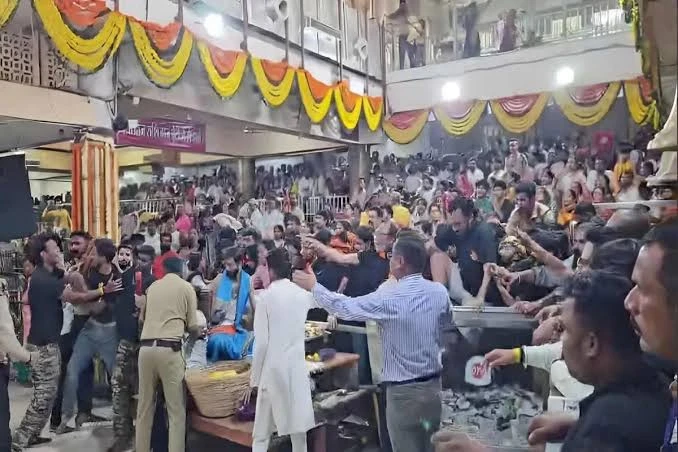 महाकाल मंदिर में बवाल: कांवड़ियों ने तोड़ी बैरिकेडिंग, गर्भगृह में घुसने की कोशिश; सुरक्षाकर्मी घायल