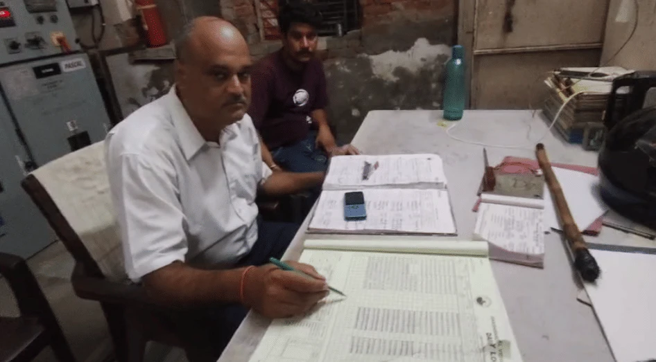 मथुरा में बिजली उपकेंद्र पर बवाल, एसएसओ पर लाठी-डंडों से हमला; पांच हिरासत में