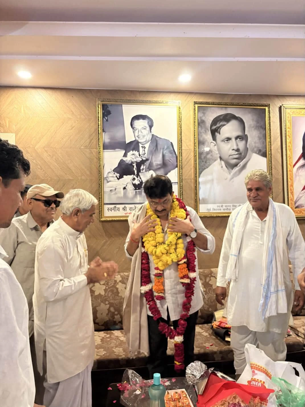 पूर्व मंत्री महेंद्र सिंह सिसोदिया से मीना समाज के प्रतिनिधिमंडल ने की सौजन्य भेंट, डकैती कांड के खुलासे पर जताया आभार
