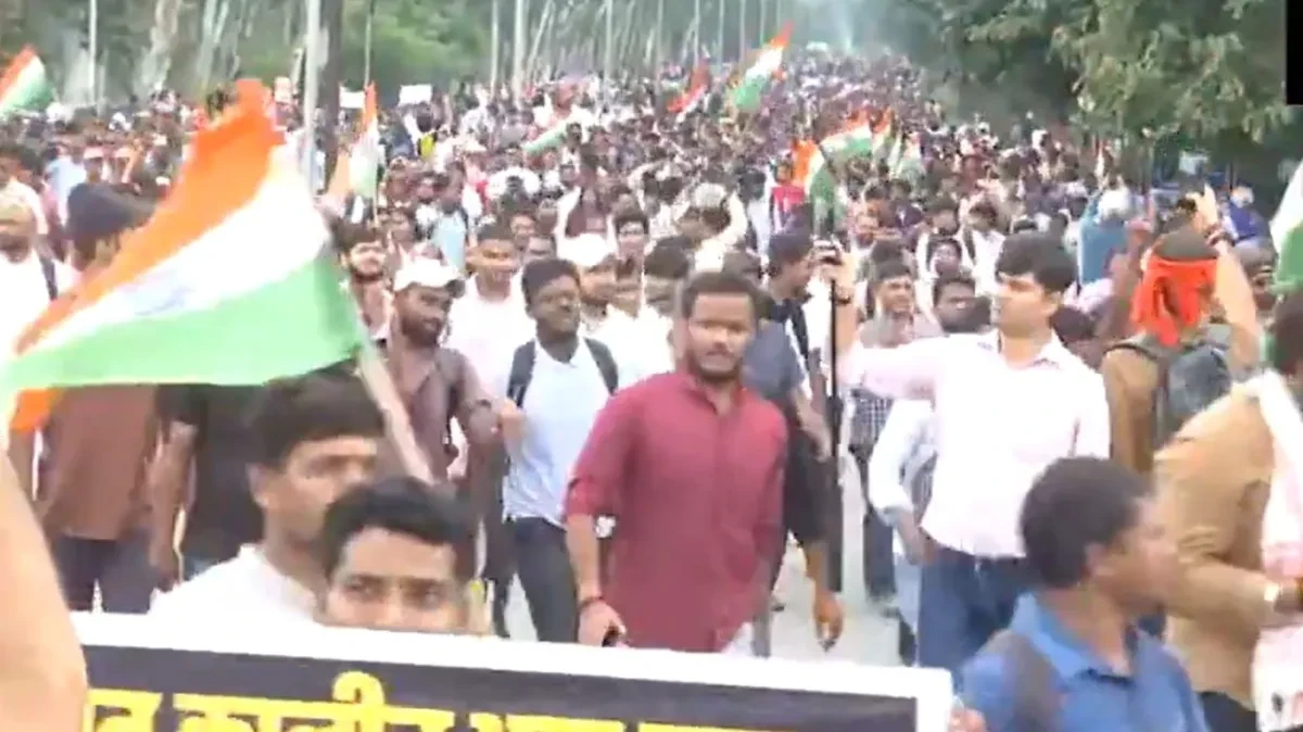 रांची में JPSC-JSSC परीक्षा को लेकर छात्रों का विधानसभा घेराव मार्च, बैरिकेडिंग तोड़कर आगे बढ़े प्रदर्शनकारी