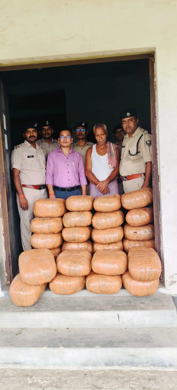 POLICE ARRESTED A DRUG PEDDLER WITH 143.04KG OF GANJA