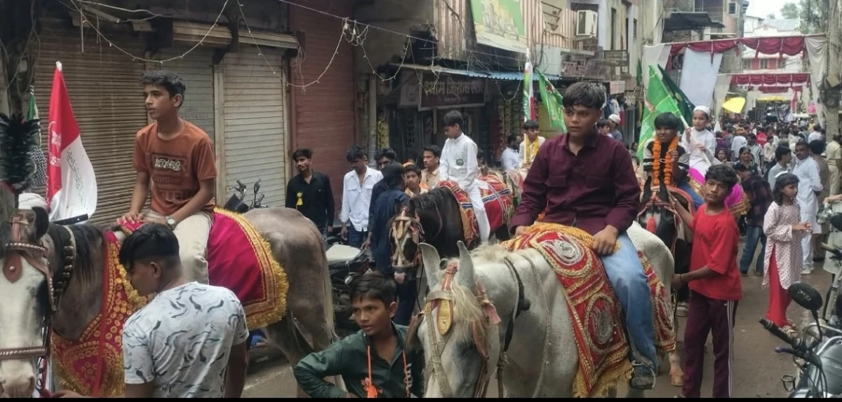 गुना में अकीदत और उत्साह के साथ मना ईद मिलादुन्नबी, निकला जुलूस-ए-मोहम्मदी; रोशनी से जगमगाए बाजार