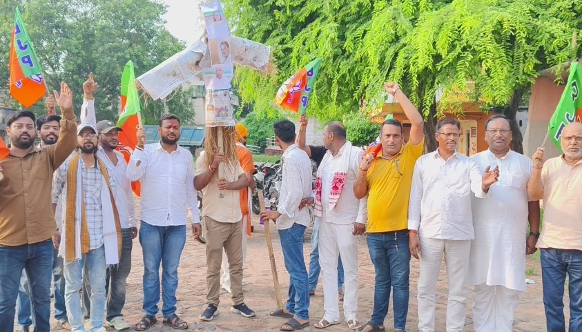 EFFIGY OF SONIA GANDHI BURNT