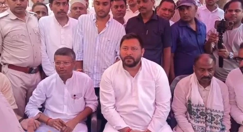 TEJASHWI YADAV MEETS FAMILY OF A DECEASED TO EXPRESSED CONDOLENCE