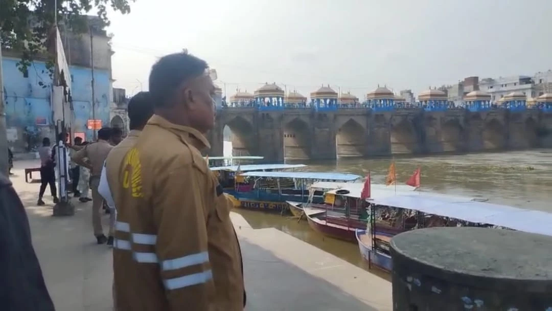 मां के साथ दवा लेने जा रही किशोरी ने शाही पुल से गोमती नदी में लगाई छलांग तलाश जारी