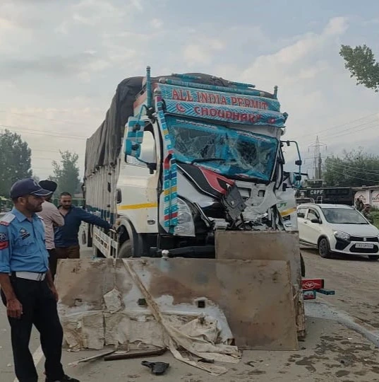 जम्मू-श्रीनगर हाईवे पर हादसा, ट्रक ने CRPF वाहन को मारी टक्कर; 5 जवान घायल