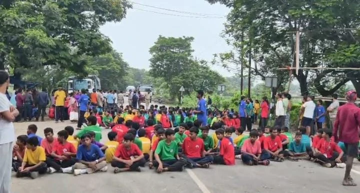 एकलव्य स्कूल के छात्रों का हल्लाबोल, छुरी में चार घंटे तक चक्काजाम; एसडीएम के लिखित आश्वासन पर खत्म हुआ आंदोलन
