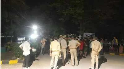 अफसरों के कमरों में AC, छात्रों को पंखा भी नसीब नहीं, अमेठी में आधी रात तक छात्रों का प्रदर्शन
