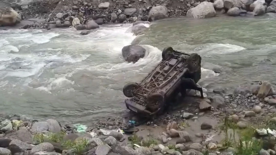 मनाली में दर्दनाक सड़क हादसा, मनालसू नाले में गिरी जिमनी; दो युवकों की मौत, तीन घायल