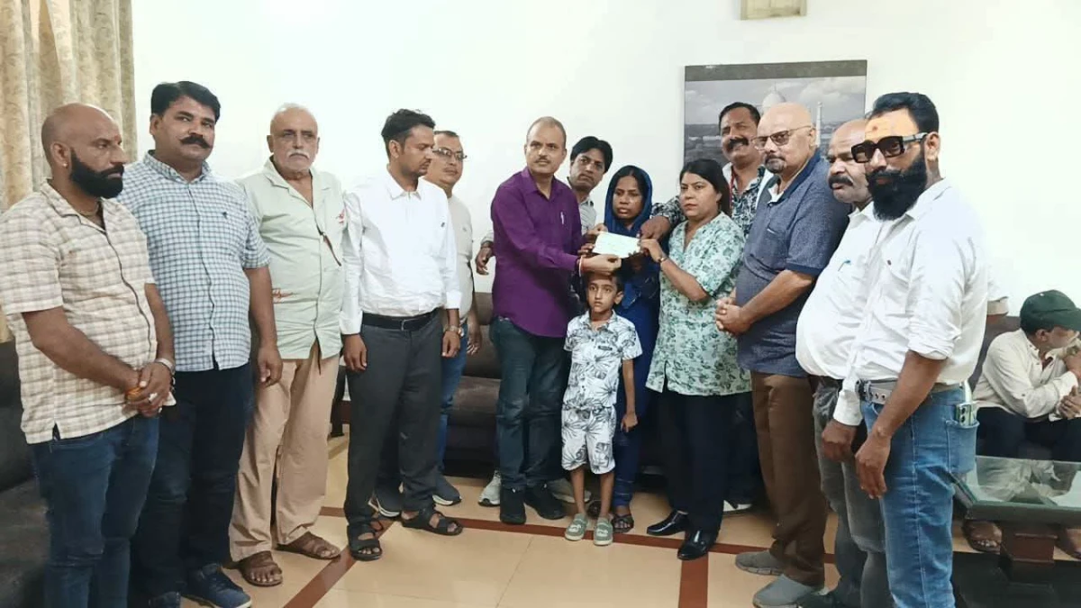 मथुरा के पत्रकारों ने निभाई मिसाल: दिवंगत साथी के परिवार को 68 पत्रकारों ने सौंपे ₹1.11 लाख