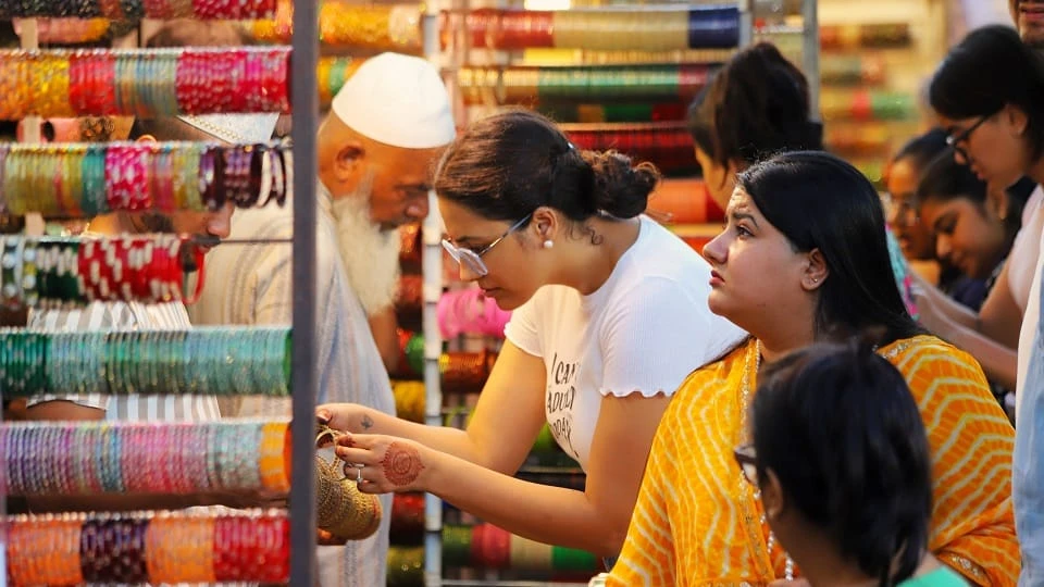 सावन की हरियाली बाजार में उतरी, हरियाली तीज को लेकर दिल्ली के बाजारों में बढ़ी रौनक