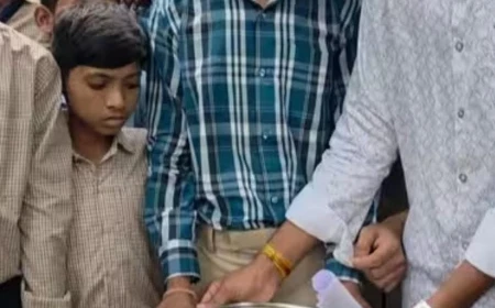 इल्लियों वाली थाली लेकर कलेक्ट्रेट पहुंचे छात्र, हॉस्टल के घटिया भोजन के खिलाफ फूटा आक्रोश