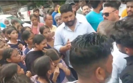 कपूरथला में जेन-अल्फा प्रोटेस्ट, फेवरेट टीचर के तबादले से नाराज छात्राओं ने बंद किया स्कूल गेट; हाई वोल्टेज तार हटाने की मांग