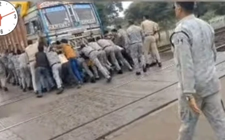 सागर में रेलवे ट्रैक पर फंसा ट्रक, QRF जवानों की सूझबूझ से टला बड़ा हादसा