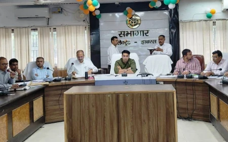 हर घर तिरंगा अभियान को सफल बनाने में जुटा हाथरस प्रशासन, डीएम ने दिए सख्त निर्देश