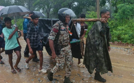 बारिश में बीमार बुजुर्ग को जवानों ने दिया कंधा, अस्पताल पहुंचाकर पेश की इंसानियत की मिसाल