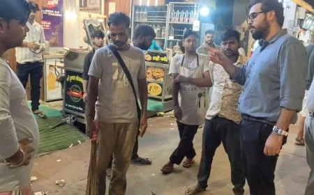 जन्मभूमि क्षेत्र में आधी रात नगर आयुक्त का औचक निरीक्षण, चार दुकानदारों पर 5-5 हजार रुपये जुर्माना