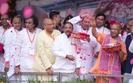 कांवड़ पथ पर पुष्पवर्षा से सीएम ने पश्चिमी यूपी को साधा, कांवड़ियों पर चढ़ी सियासी समीकरणों की नई तासीर