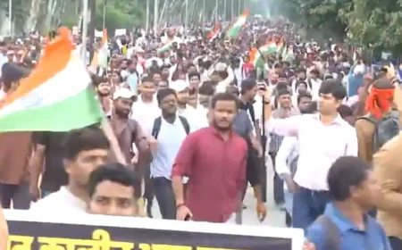 रांची में JPSC-JSSC परीक्षा को लेकर छात्रों का विधानसभा घेराव मार्च, बैरिकेडिंग तोड़कर आगे बढ़े प्रदर्शनकारी