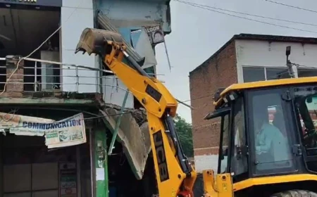 बदायूं में बसपा नेता आतिफ खां की मार्केट पर चला बुलडोजर, 14 दुकानें ध्वस्त