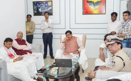 रीवा एयरपोर्ट पर सीएम मोहन यादव ने की बैठक, बाढ़ प्रभावित क्षेत्रों में राहत-बचाव कार्यों की समीक्षा