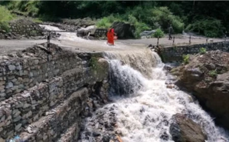 भारी बारिश से मांडो गांव में बढ़ा खतरा, गदेरे का पानी बस्ती में घुसा; पूरी रात दहशत में रहे ग्रामीण