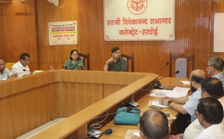 जिलाधिकारी अनुनय झा सख्त, खराब प्रगति वाले चिकित्सा अधीक्षकों को चेतावनी के निर्देश
