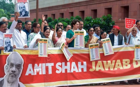 संसद: मकर द्वार पर इंडिया ब्लॉक का प्रदर्शन, विपक्षी सांसदों ने की बैठक