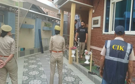 फर्जी सोशल मीडिया हैंडल से आतंक का प्रचार: कश्मीर में दो गिरफ्तार, 8 मोबाइल और कई सिम बरामद