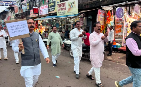 गुना में वंदे मातरम् के कथित अपमान के विरोध में भाजपा का कैंडल मार्च, कांग्रेस से माफी की मांग
