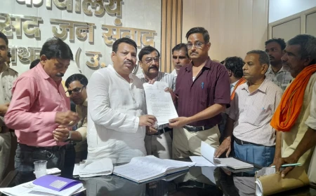 वाराणसी–नई दिल्ली वंदे भारत के अलीगढ़ ठहराव की मांग, सांसद को सौंपा ज्ञापन