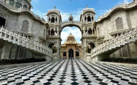 इस्कॉन मंदिर में ड्रेस कोड लागू: श्रद्धालुओं से शालीन कपड़ों में आने की अपील, गेट पर लगाया बोर्ड