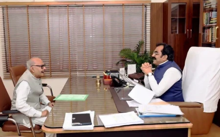 दमोह के विकास और बेहतर कनेक्टिविटी के लिए पूर्व मंत्री जयंत मलैया ने लोक निर्माण मंत्री राकेश सिंह को सौंपे तीन मांग पत्र