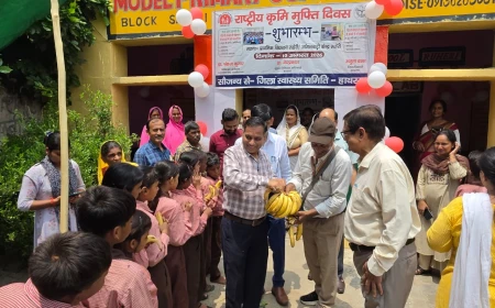 सासनी में राष्ट्रीय कृमि मुक्ति दिवस का शुभारंभ, 132 स्कूली बच्चों को खिलाई गई एल्बेंडाजोल की गोली