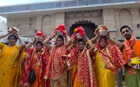 काशी विश्वनाथ मंदिर पहुंचीं शृंगार गौरी केस की वादिनी महिलाएं, जलाभिषेक कर ज्ञानवापी मुक्ति की लगाई गुहार