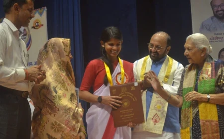 दीक्षांत समारोह में राज्यपाल आनंदीबेन पटेल की बेटों पर चुटकी, बोलीं- अब बेटियां पूछेंगी, कितने पढ़े हो?