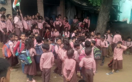 कानपुर में जर्जर स्कूल के खिलाफ बच्चों का अनोखा प्रदर्शन, चार घंटे तक कक्षाओं से बाहर बैठकर लगाए नारे