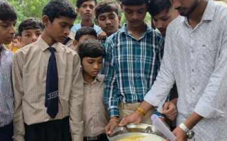 हाथ में भोजन की थाली लेकर 4 किलोमीटर पैदल चले छात्र, कलेक्टोरेट पहुंचे अधिकारी, बोले- हमें परोसी जा रही हैं इल्लियां