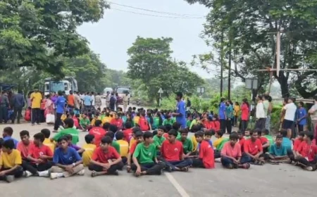 एकलव्य स्कूल के छात्रों का हल्लाबोल, छुरी में चार घंटे तक चक्काजाम; एसडीएम के लिखित आश्वासन पर खत्म हुआ आंदोलन