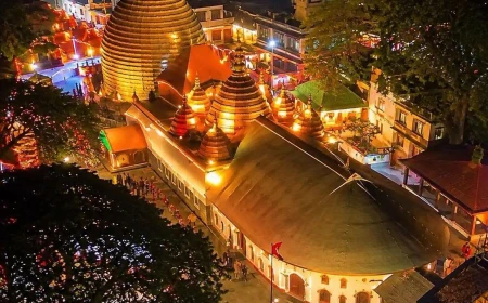 मां कामाख्या मंदिर की अद्भुत वास्तुकला: विशाल गुम्बद से पंचरत्न तक, जानिए रात में कैसा दिखता है पूरा परिसर