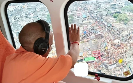 मुजफ्फरनगर में कांवड़ियों पर सीएम योगी ने की पुष्पवर्षा, हेलीकॉप्टर से लिया कांवड़ मार्गों का जायजा