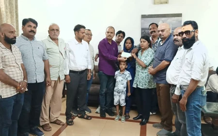 मथुरा के पत्रकारों ने निभाई मिसाल: दिवंगत साथी के परिवार को 68 पत्रकारों ने सौंपे ₹1.11 लाख