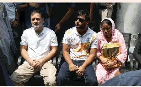 थाने में राहुल गांधी का धरना, कांग्रेस का सवाल- छात्रों पर पैलेट गन चलाने का आदेश किसने दिया?